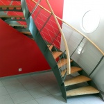 escalier circulaire - marches et main courante bois - garde-corps cables inox