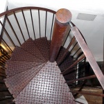 escalier hélicoïdal aspect rouillé