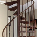 escalier hélicoïdal aspect rouillé